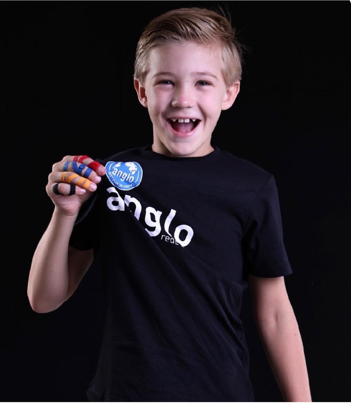 Arthur com a camiseta Anglo