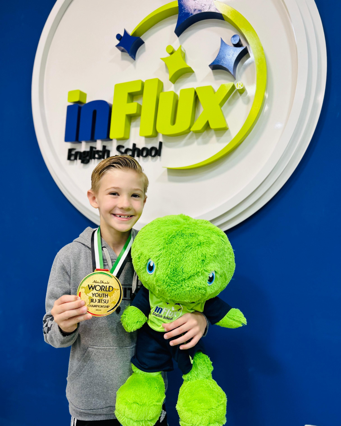 Arthur na inFlux English School com a medalha do Mundial