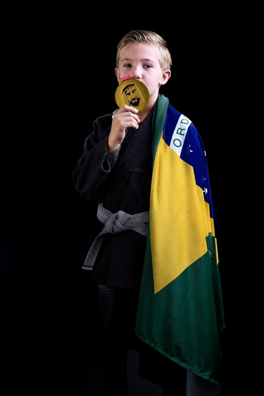 Arthur Schroeder com a bandeira do Brasil e a medalha de ouro