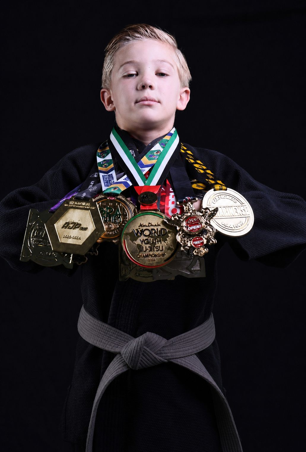 Arthur Schroeder de kimono preto com suas medalhas